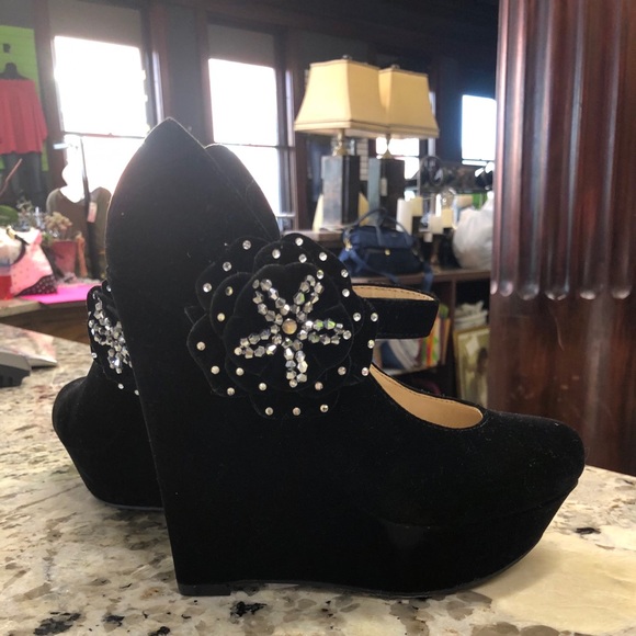 Shoes - Picture 8 of 11